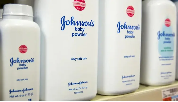 ক্যানসারের জীবাণু! গোটা বিশ্বে এবার জনসন অ্যান্ড জনসন বেবি ট্যাল্ক পাউডার বন্ধের ঘোষণা কোম্পানির