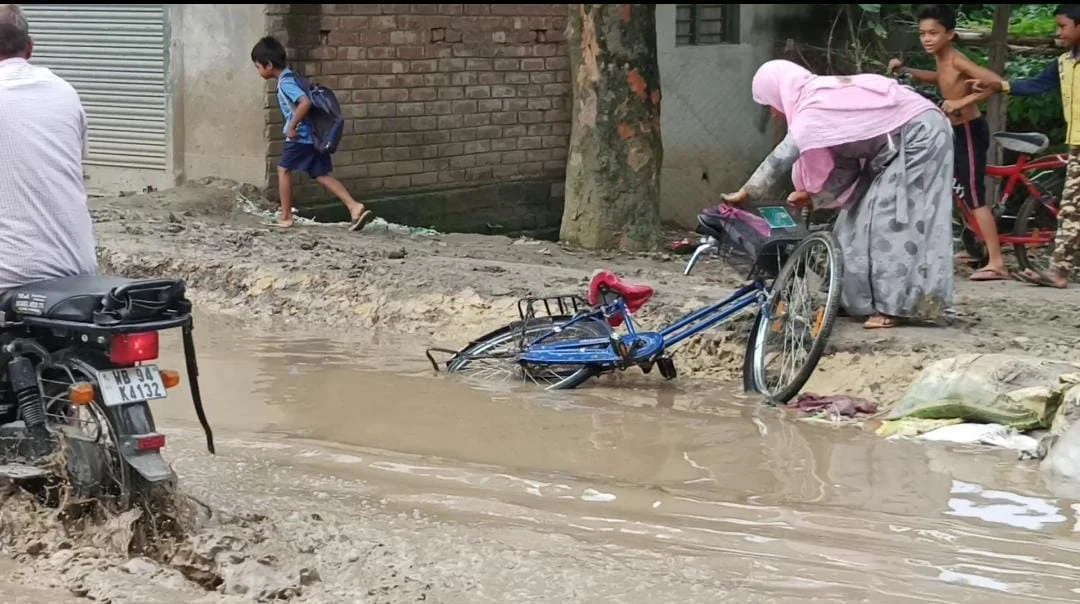 জল নিষ্কাশনের ব্যবস্থা না থাকায় রাস্তা  এখন ছোট নদী সাগরদীঘিতে