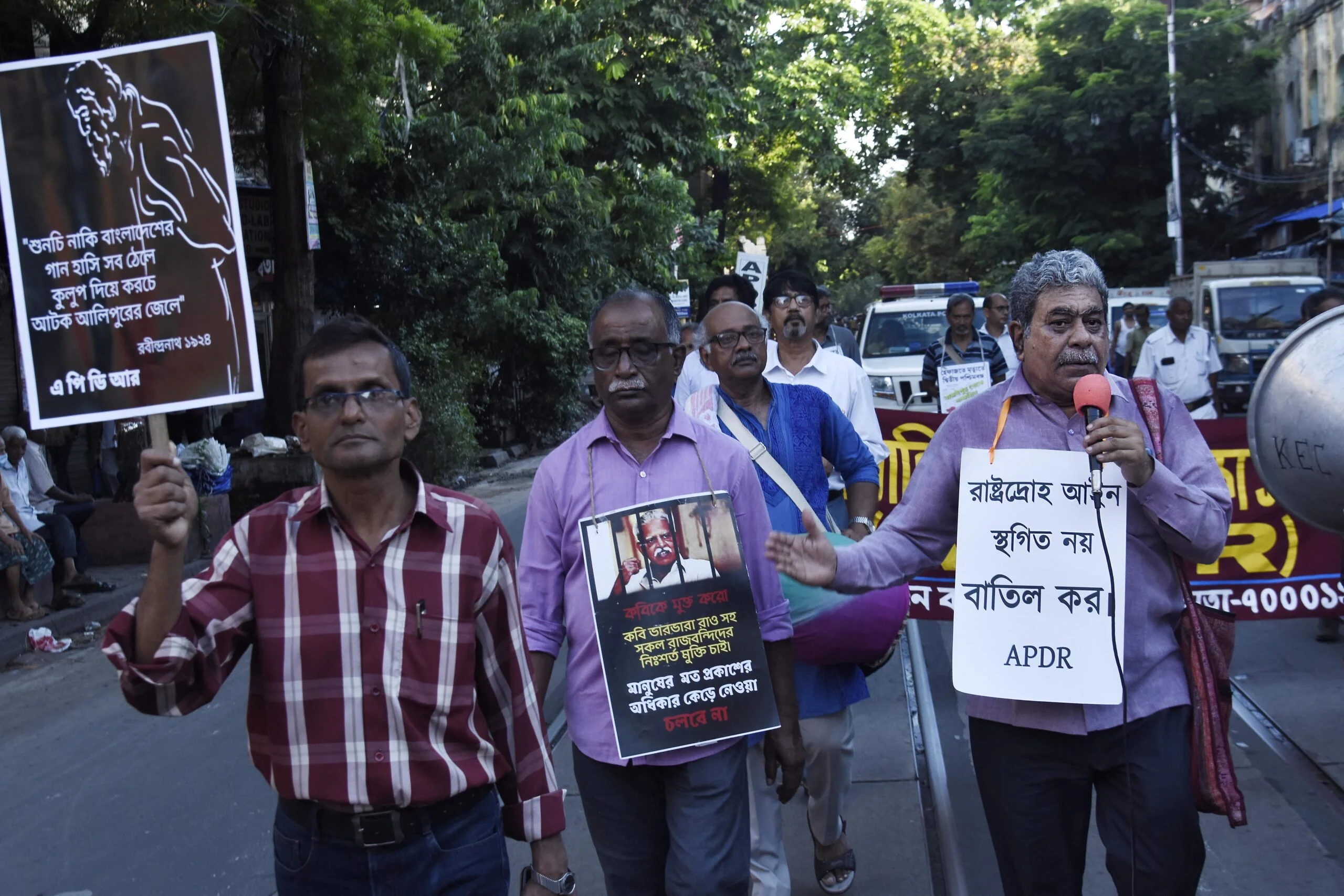 ‘রবীন্দ্রানাথের সাথে মানবাধিকারের পথে’ ২২শে শ্রাবণ এপিডিআরের পদযাত্রা দেখুন ফটোগ্যালারি