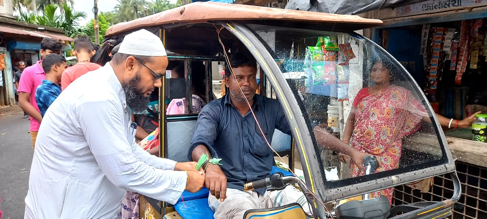পথচলতি মানুষ,  টোটো অটো চালকদের হাতে রাখি পরিয়ে সম্প্রীতির বার্তা ডায়মন্ড হারবার জুড়ে