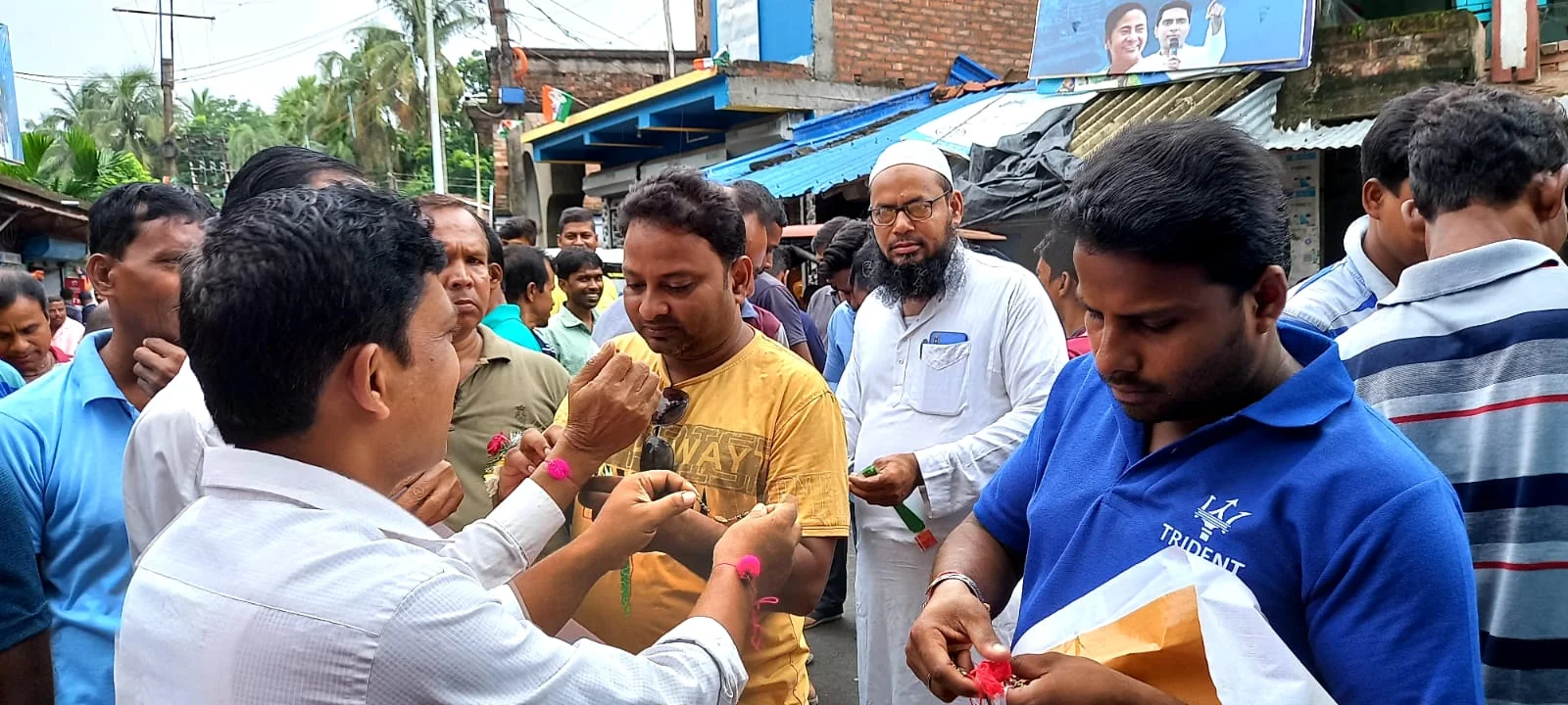 পথচলতি মানুষ,  টোটো অটো চালকদের হাতে রাখি পরিয়ে সম্প্রীতির বার্তা ডায়মন্ড হারবার জুড়ে