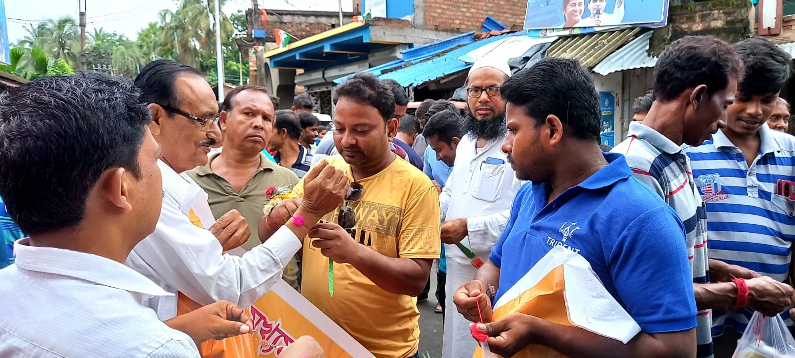 পথচলতি মানুষ,  টোটো অটো চালকদের হাতে রাখি পরিয়ে সম্প্রীতির বার্তা ডায়মন্ড হারবার জুড়ে