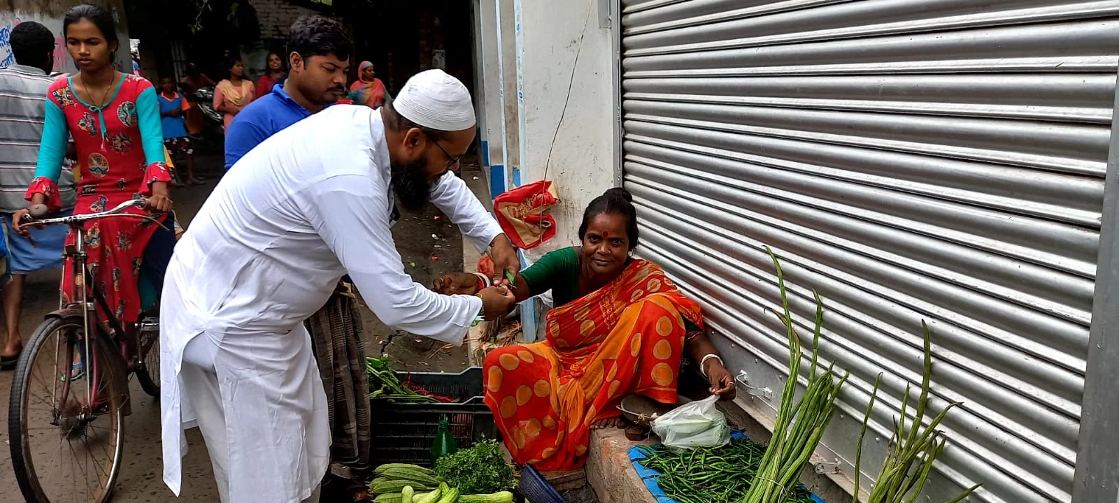 পথচলতি মানুষ,  টোটো অটো চালকদের হাতে রাখি পরিয়ে সম্প্রীতির বার্তা ডায়মন্ড হারবার জুড়ে