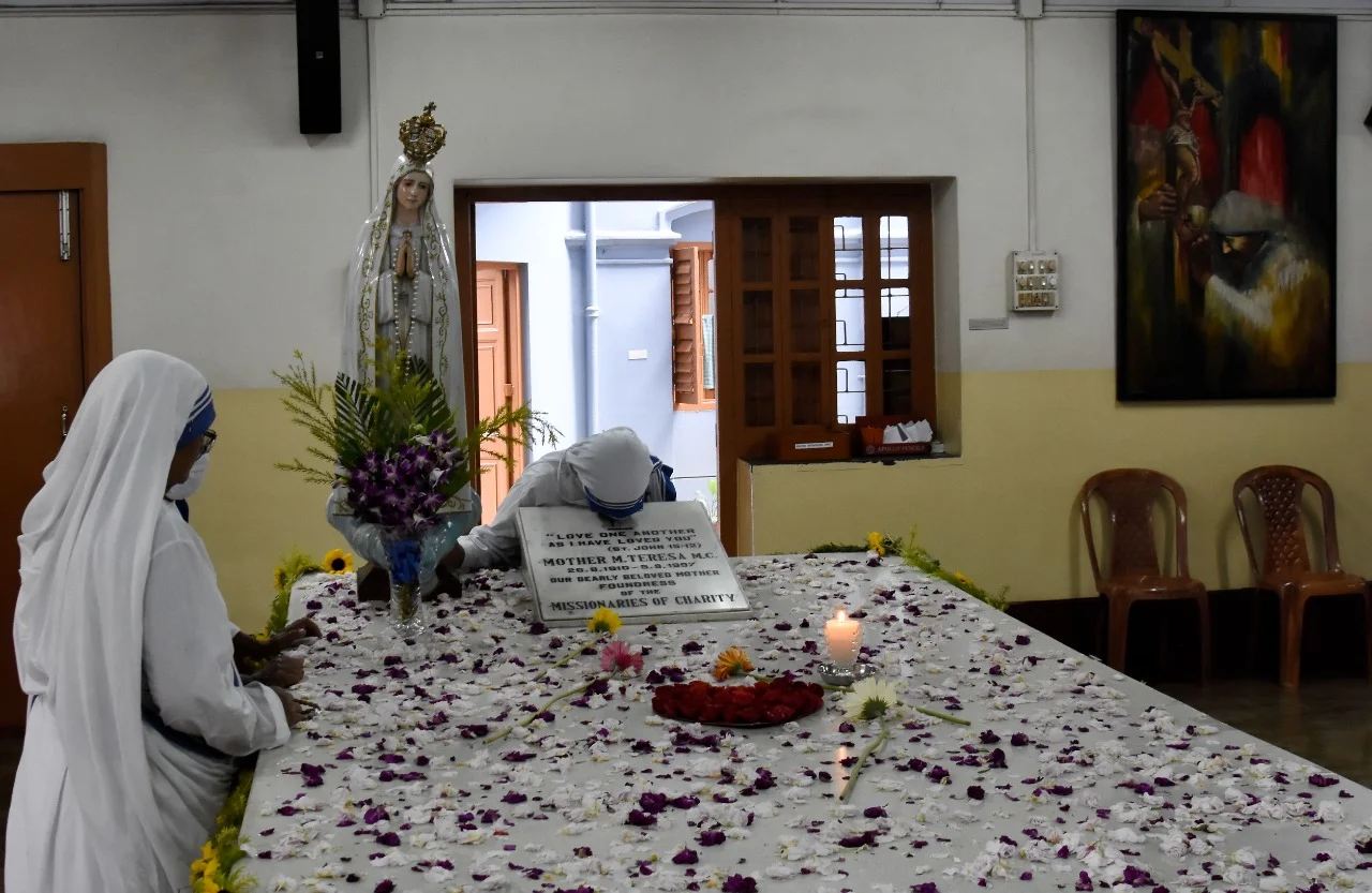 আজ মাদার টেরেসার ১১২ তম জন্মশতবার্ষিকী, প্রার্থনা-শ্রদ্ধায় স্মরণ