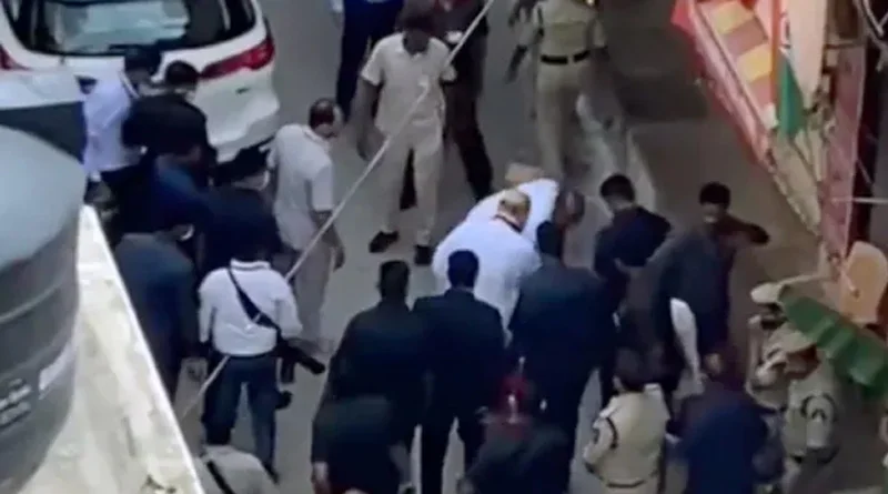 অমিত শাহের জুতো হাতে করে নিয়ে গেলেন বিজেপি বিধায়ক! ভাইরাল ভিডিও, সোশ্যাল মিডিয়ায় নিন্দার ঝড়