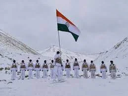 ওয়াঘা সীমান্তে দুই দেশের সেনার মধ্যে মিষ্টি বিনিময়, প্রবল ঠাণ্ডাকে উপেক্ষা করে সিয়াচেনে জাতীয় পতাকা উত্তোলন ভারতীয় সেনার