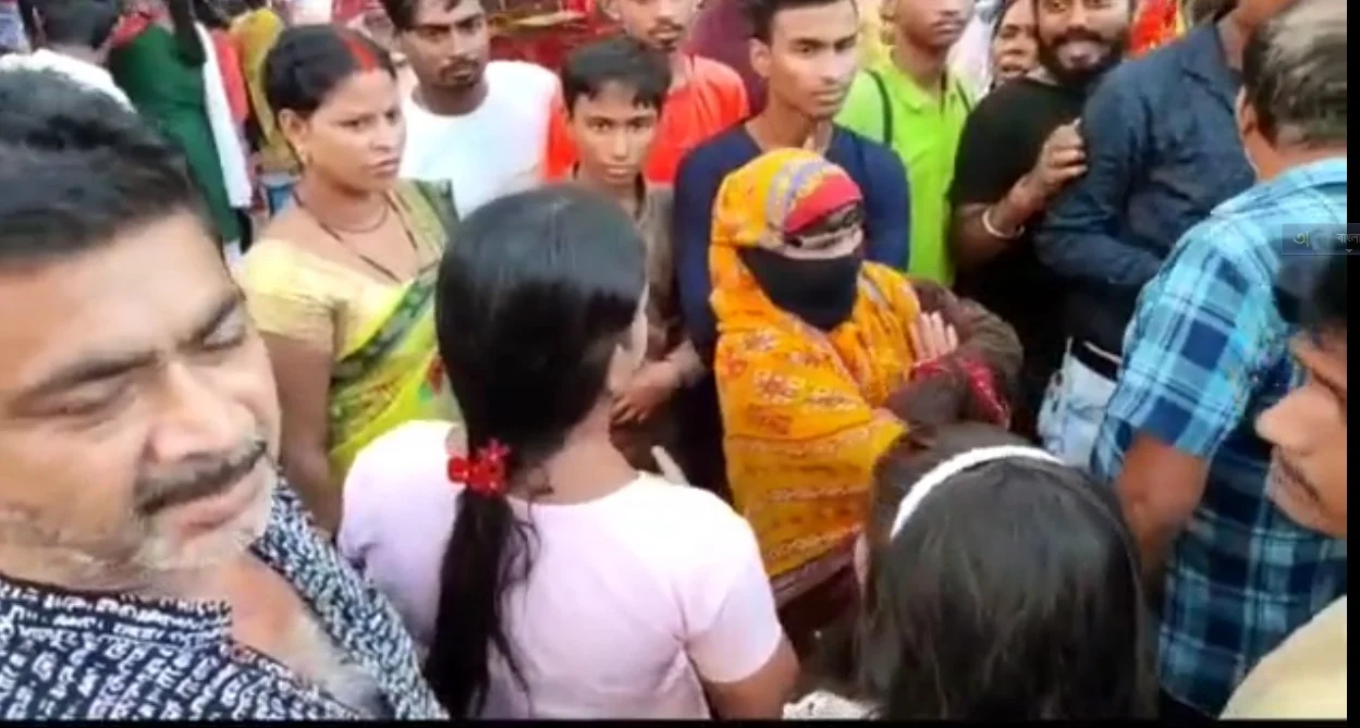 ভরা বাজারে চুরি করতে গিয়ে হাতেনাতে ধরা পড়ল এক মহিলা