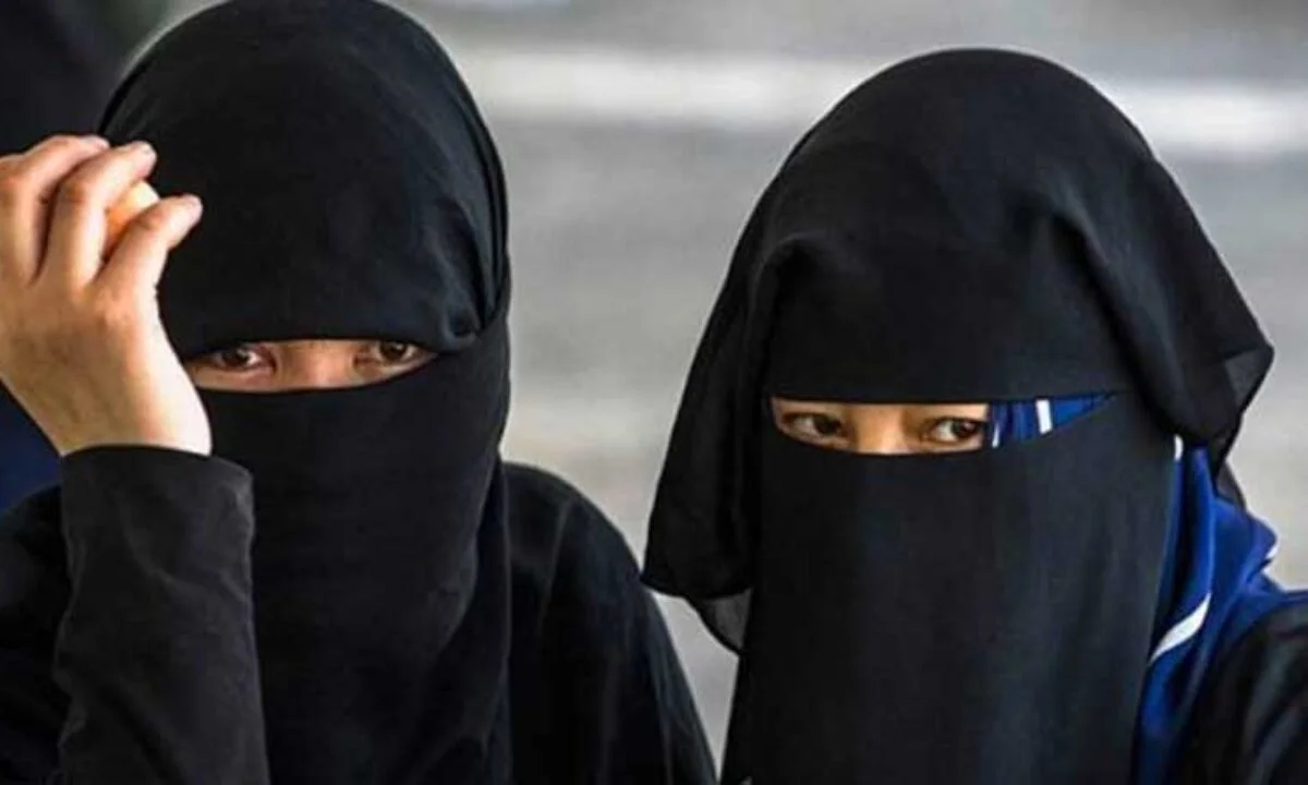 হিজাব বাতিল: ১৬ শতাংশ মুসলিম ছাত্রী কলেজছুট
