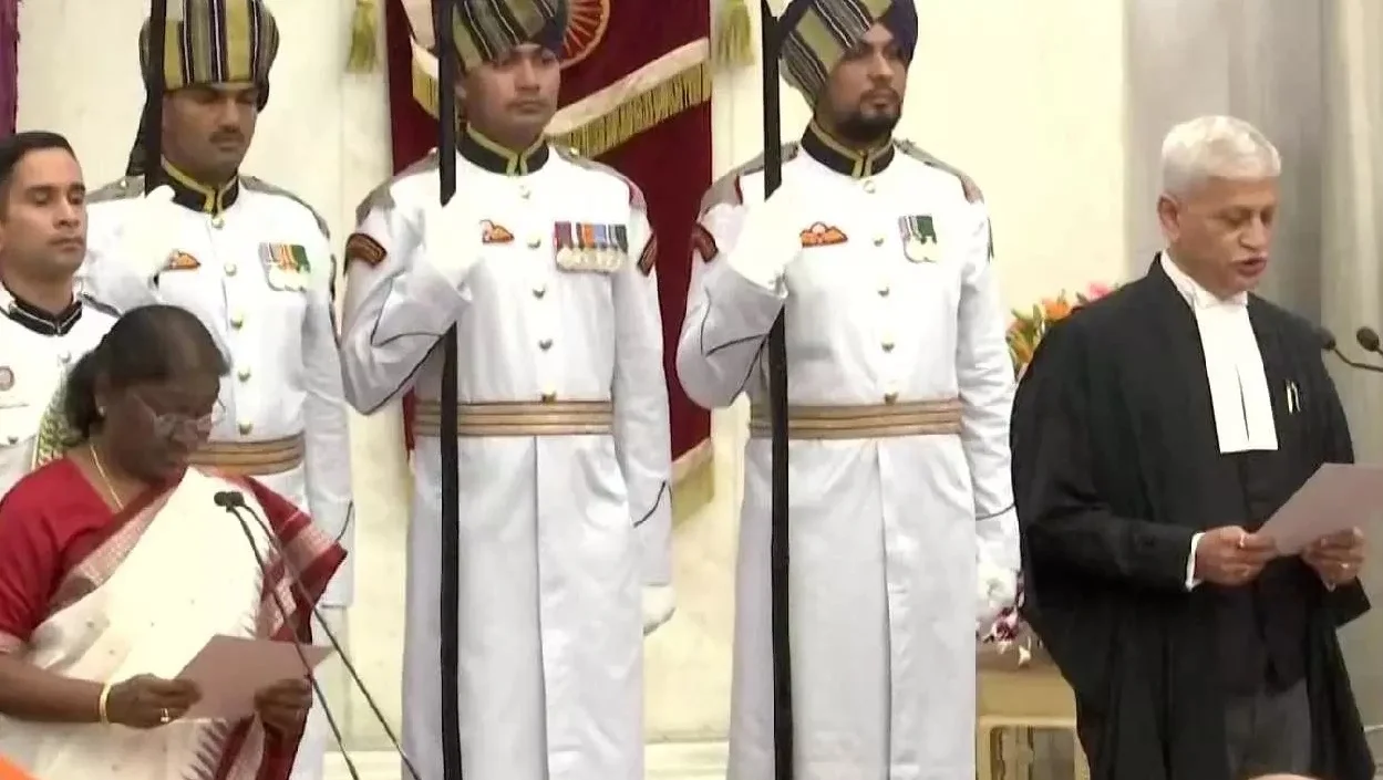 ভারতের প্রধান বিচারপতি হিসেবে শপথ নিলেন ইউ ইউ ললিত