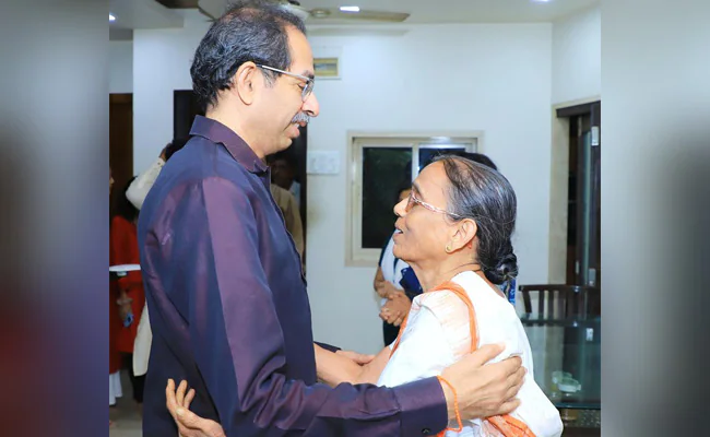 জমি কেলেঙ্কারি মামলায় ইডির হাতে ধৃত সঞ্জয় রাউতের পরিবারের সঙ্গে দেখা করলেন উদ্ধব