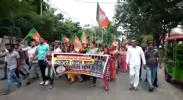 বিজেপির হাওড়া জেলা যুব মোর্চার কর্মসূচি ঘিরে রণক্ষেত্র শিবপুর, ব্যারিকেড করে মিছিল আটকাল পুলিশ