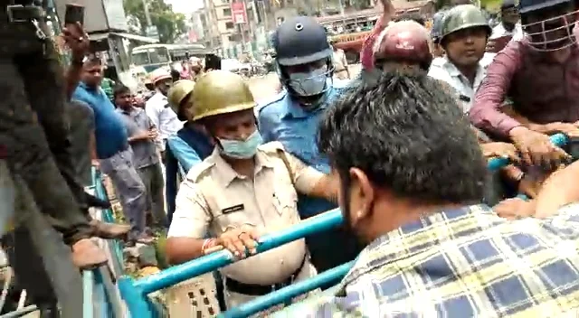 বিজেপির হাওড়া জেলা যুব মোর্চার কর্মসূচি ঘিরে রণক্ষেত্র শিবপুর, ব্যারিকেড করে মিছিল আটকাল পুলিশ