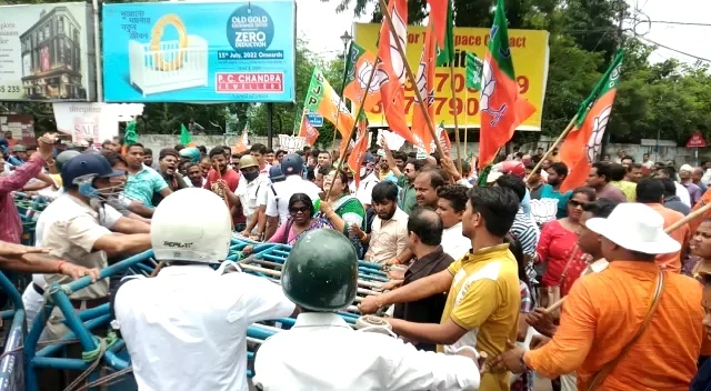 বিজেপির হাওড়া জেলা যুব মোর্চার কর্মসূচি ঘিরে রণক্ষেত্র শিবপুর, ব্যারিকেড করে মিছিল আটকাল পুলিশ