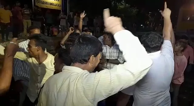 আরপিএফের বিরুদ্ধে তোলাবাজির অভিযোগ, অবরোধ, রণক্ষেত্র রামরাজাতলা স্টেশন,