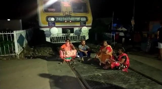 আরপিএফের বিরুদ্ধে তোলাবাজির অভিযোগ, অবরোধ, রণক্ষেত্র রামরাজাতলা স্টেশন,