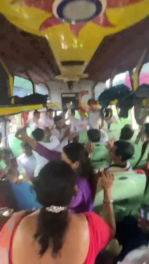 শিক্ষামূলক ভ্রমণ নাকি পাড়ার জলসা!<div class=