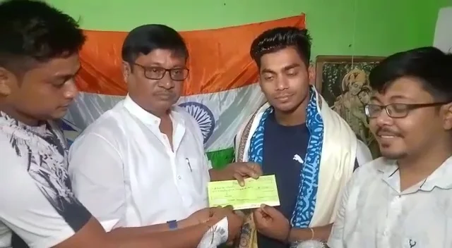 ঘরে ফিরলেন সোনার ছেলে অচিন্ত্য শিউলি, মিষ্টি খাইয়ে স্বাগত জানালেন মন্ত্রী অরূপ রায়