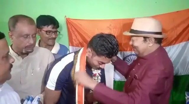 ঘরে ফিরলেন সোনার ছেলে অচিন্ত্য শিউলি, মিষ্টি খাইয়ে স্বাগত জানালেন মন্ত্রী অরূপ রায়