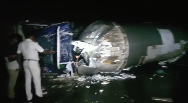 হাওড়ায় নিয়ন্ত্রণ হারিয়ে উল্টে গেল গ্যাস ট্যাঙ্কার একজনের মৃত্যুর আশঙ্কা,
