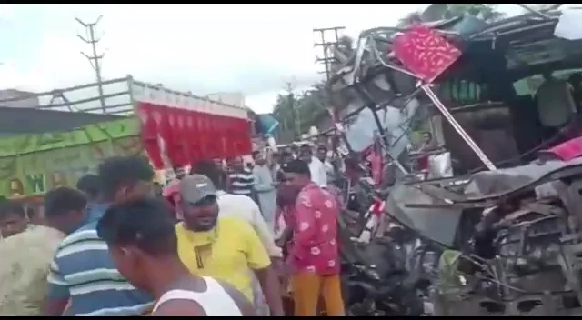 হাওড়ার পাঁচলায় বাস- লরি মুখোমুখি সংঘর্ষ, মৃত কমপক্ষে তিন, আহত ১৭