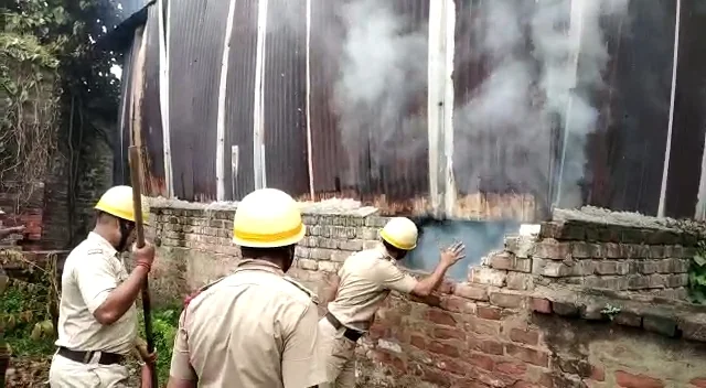 বিধ্বংসী অগ্নিকাণ্ডে ভস্মীভূত হাওড়ার বেলেপোলের প্লাইউড গোডাউন