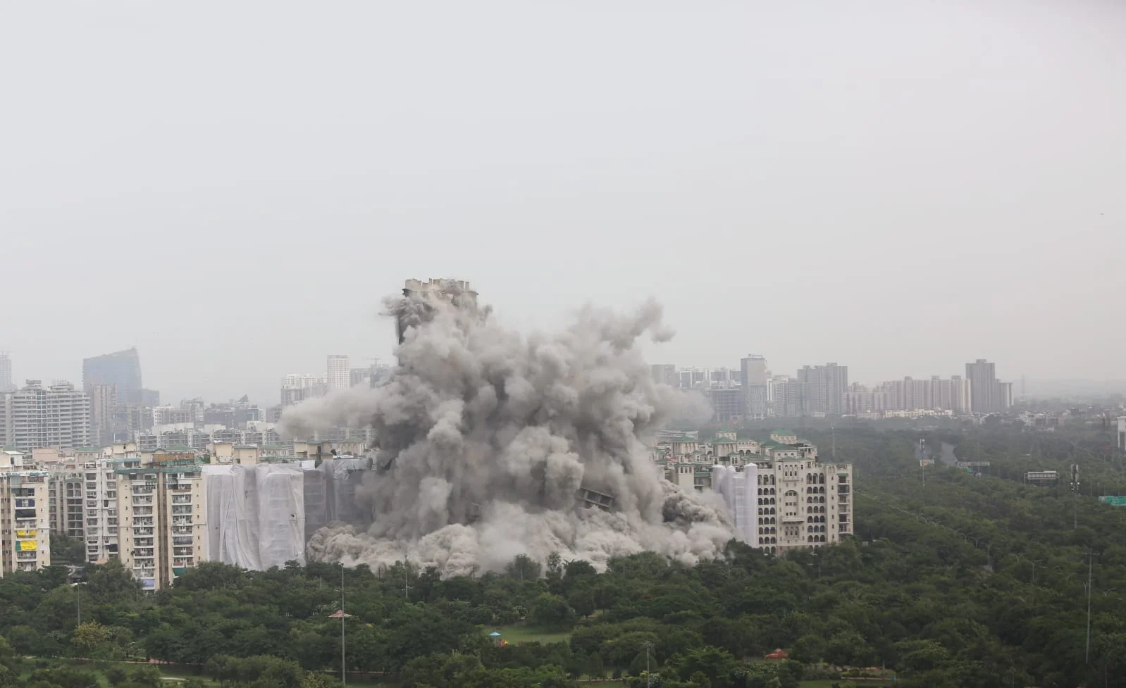 BREAKING NEWS: ইতিহাস হল নয়ডার ‘ট্যুইন টাওয়ার’ , দেখুন ভাইরাল ভিডিও