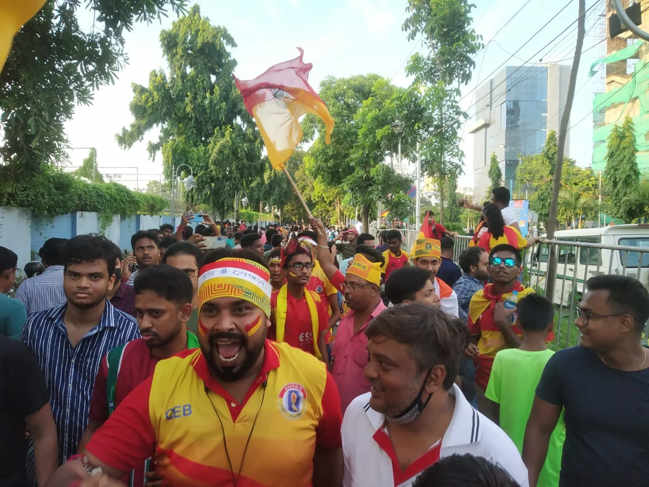 ডার্বির আবহে চলল দুই দলের সমর্থকদের টিপ্পনি, শহর ঢাকল মোহন-ইস্ট চাদরে