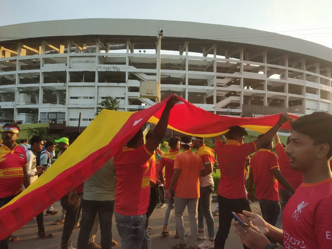 ডার্বির আবহে চলল দুই দলের সমর্থকদের টিপ্পনি, শহর ঢাকল মোহন-ইস্ট চাদরে