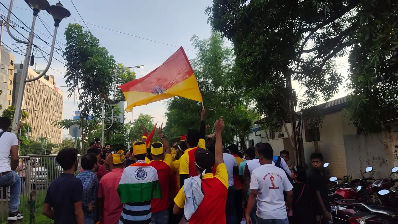 ডার্বির আবহে চলল দুই দলের সমর্থকদের টিপ্পনি, শহর ঢাকল মোহন-ইস্ট চাদরে