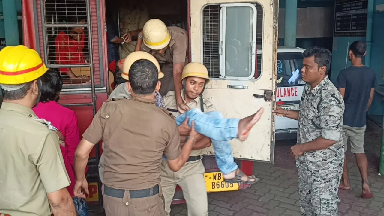 যাত্রীবাহী বাসের সঙ্গে গ্যাস ট্যাঙ্কারের মুখোমুখি সংঘর্ষে আহত ১৪