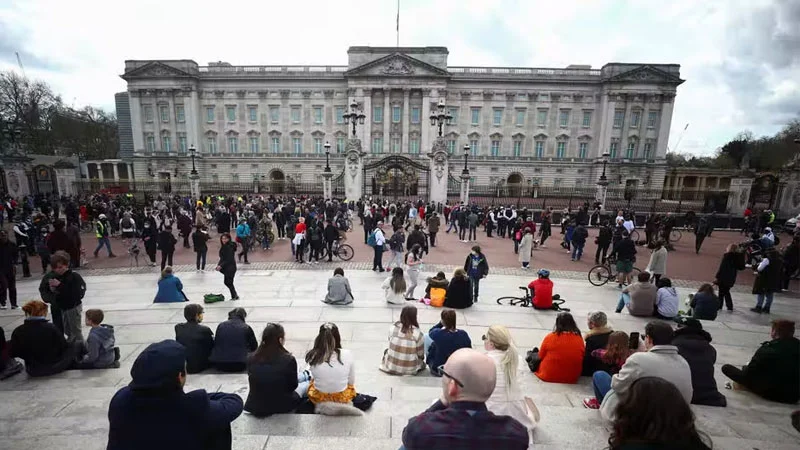 প্রিয় রানিকে হারিয়ে শোকস্তব্ধ ব্রিটেন, বাকিংহাম প্যালেসের বাইরে সমবেত কণ্ঠে জাতীয় সংগীত গাইলেন দেশবাসী