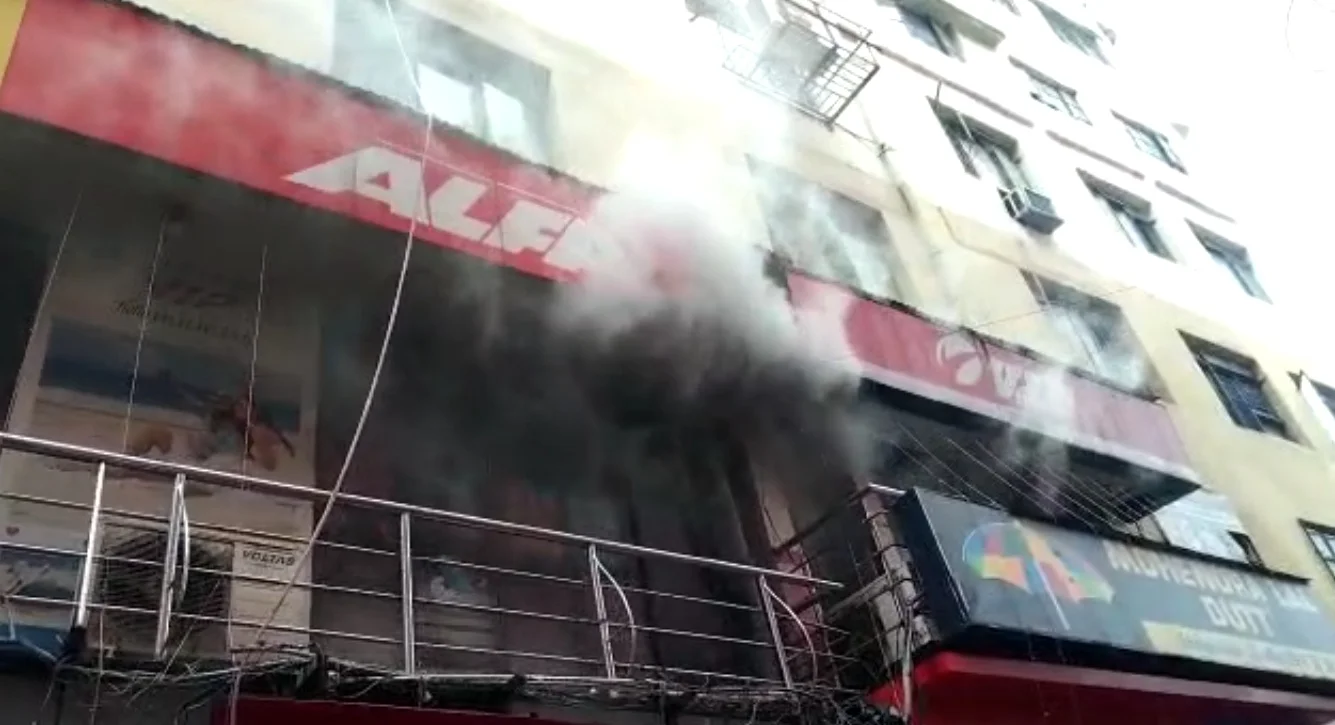 হাওড়া ময়দানে ভিআইপি শোরুমে ভয়াবহ আগুন