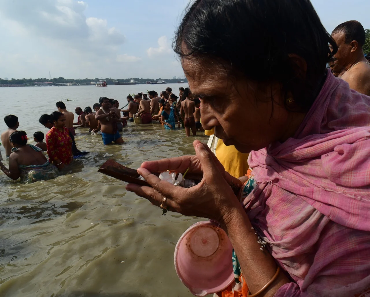 আজ  মহালয়া,  পিতৃপক্ষের অবসানে, গঙ্গার ঘাটে তর্পণের ভিড়, দেখুন পুবের কলম ডিজিটালে ফটো গ্যালারি