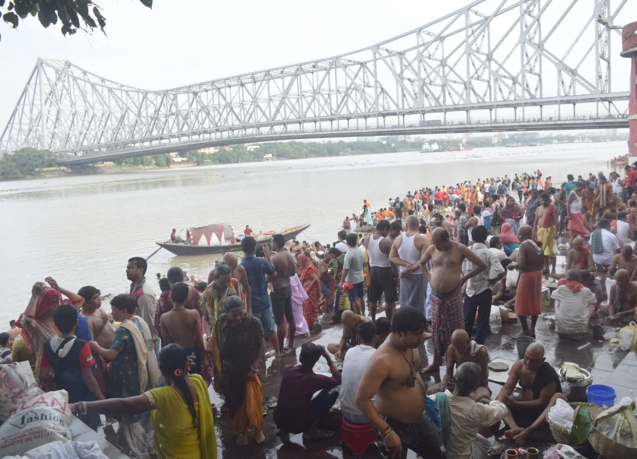 আজ  মহালয়া,  পিতৃপক্ষের অবসানে, গঙ্গার ঘাটে তর্পণের ভিড়, দেখুন পুবের কলম ডিজিটালে ফটো গ্যালারি