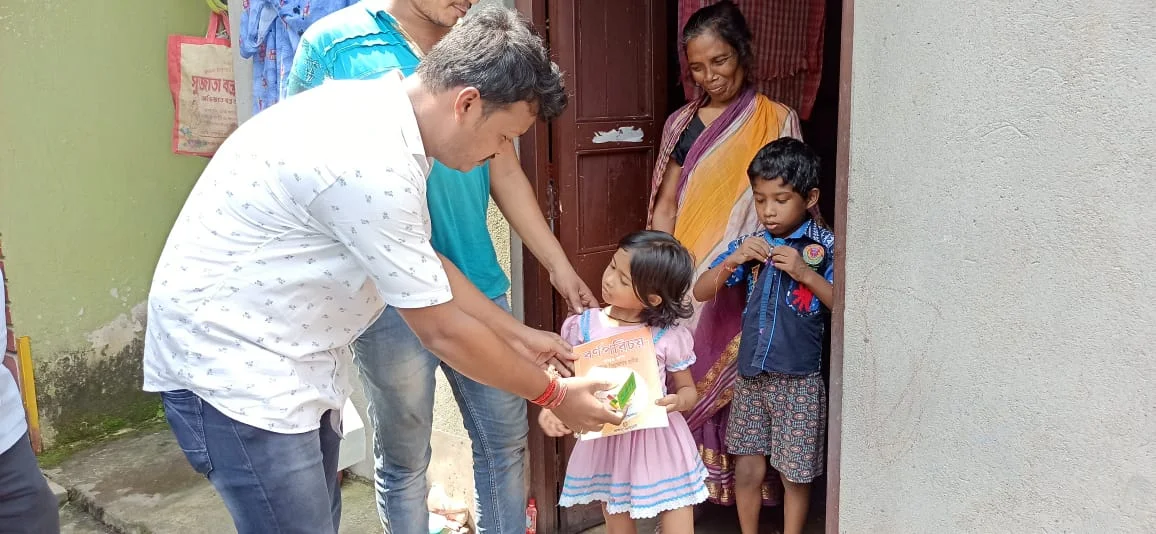 বিদ্যাসাগরের জন্মদিনে শিশুদের হাতে বর্ণপরিচয় তুলে দিলেন দক্ষিণ হাওড়া টিএমসিপি'র কর্মীরা