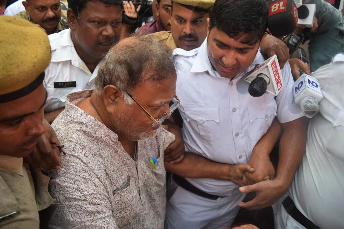 স্নান করিয়ে দিতে হবে, জেলে আজব বায়না পার্থর, বেজায় বিপাকে কারা কর্তৃপক্ষ