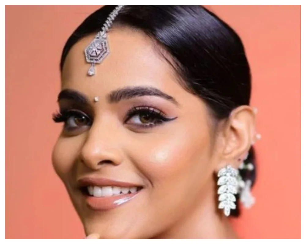 'আমি ভালো নেই' লিখে আত্মহত্যা! মডেলের মৃত্যু নিয়ে বাড়ছে রহস্য