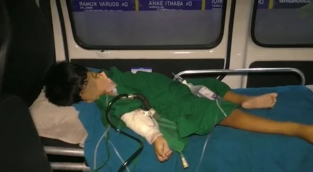 শিশু মৃত্যুকে কেন্দ্র করে রণক্ষেত্র সাঁত্রাগাছি মোড়ের নার্সিংহোম চত্বর, ভাঙচুর, অবরোধ