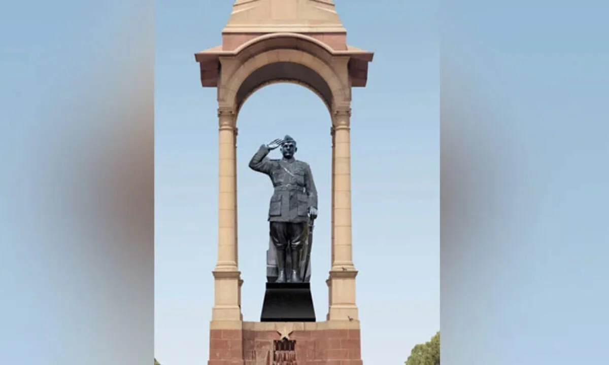 ইন্ডিয়া গেটে নেতাজির মূর্তির আবরণ উন্মোচন, বয়কটের ডাক বসু পরিবারের