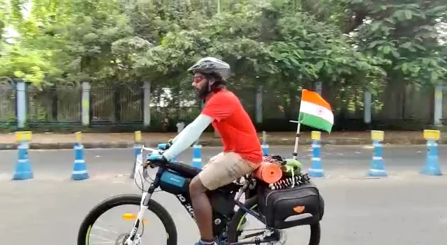 দূষণমুক্ত সমাজের বার্তা দিতে কলকাতা থেকে সাইকেল নিয়ে কন্যাকুমারী পাড়ি জমালেন পরিক্ষীৎ