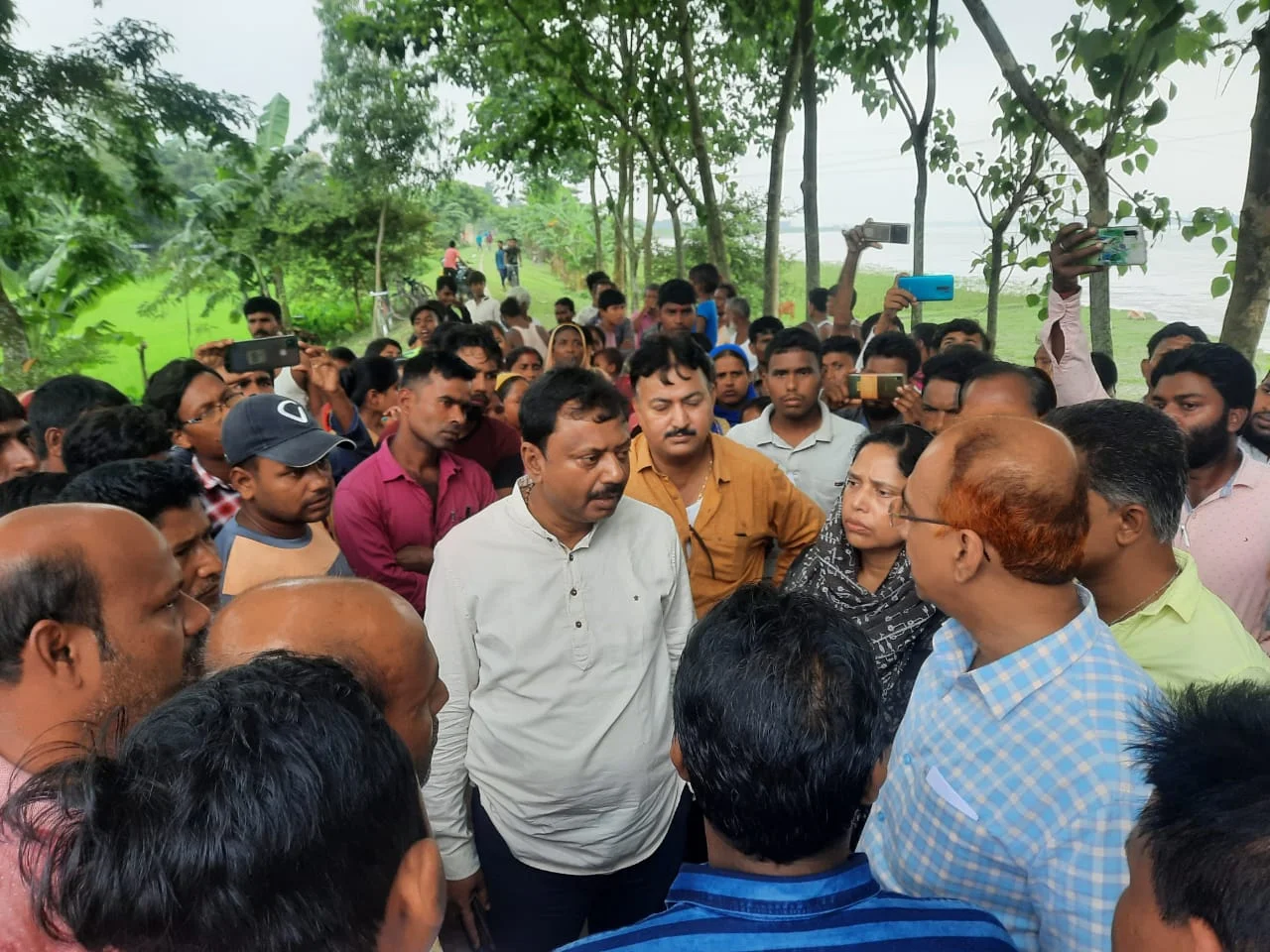 বাঁধের ওপর সংকীর্ণ রাস্তা ঝুঁকি নিলেন না কেউ! শেষমেষ দলীয় কর্মীর স্কুটিতে চাপলেন মন্ত্রী, হতবাক গ্রামবাসী