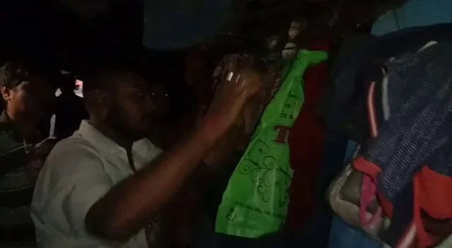 শারদোৎসবে সান্তাক্লজের ছোঁয়া,শিবপুর কেন্দ্রে  বাড়ির দরজায় নতুন পোশাক রেখে এলেন টিমসিপি কর্মীরা