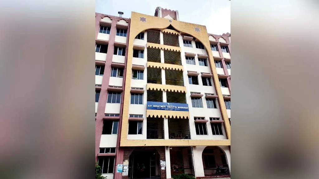 বন্ধের মুখে  ঐতিহ্যবাহী আলিয়া মাদ্রাসার  অ্যাংলো-পার্সিয়ান  বিভাগ  স্কুলের  বাংলা মাধ্যম