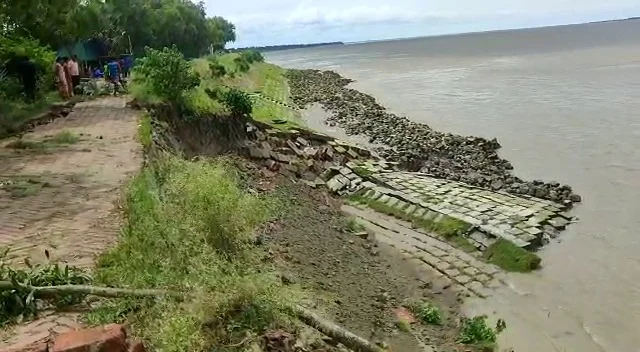 পুবের কলমের খবরের জেরে তৎপর- প্রশাসন   শুরু হল নদী বাঁধ পর্যবেক্ষণের কাজ