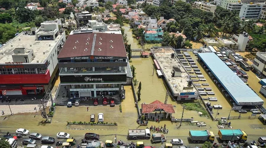 প্রবল বৃষ্টিতে  বিপর্যস্ত বেঙ্গালুরু, উদ্ধারকার্যে নামাতে হল নৌকা