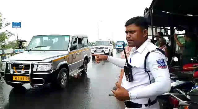 প্রায় এক কিলোমিটার রাস্তা দৌড়ে মোবাইল চোরকে হাতেনাতে ধরলেন বালি ট্রাফিকের দুই পুলিশ আধিকারিক