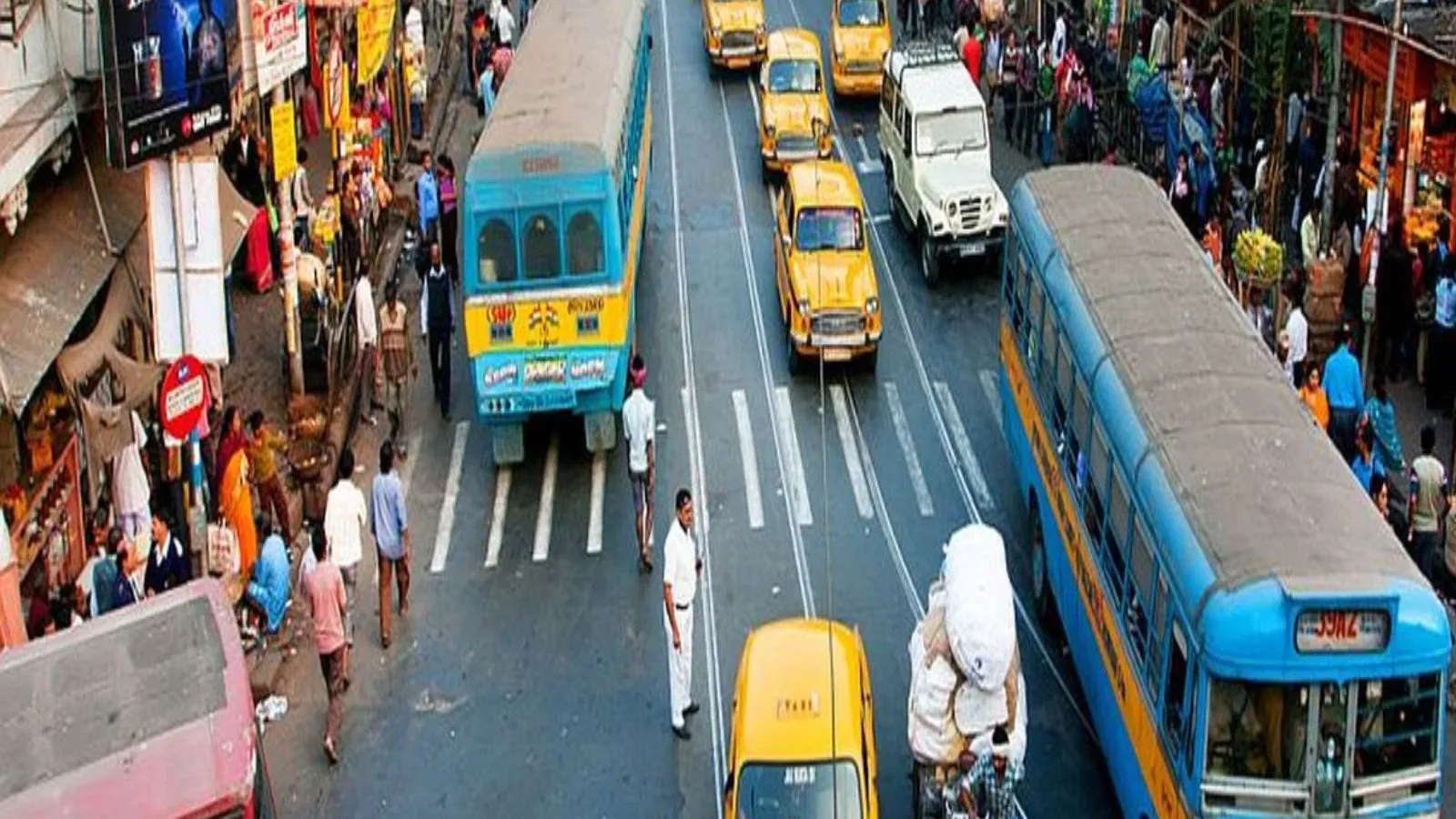 দুর্গাপুজোর কেনাকাটা করে ঘরে ফেরার জন্য অতিরিক্ত সরকারি বাস পরিবহন দফতরের