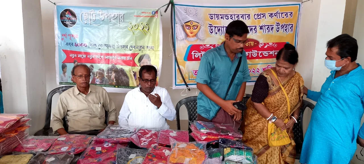 নিষিদ্ধ পল্লীর শতাধিক নারী ও শিশুদের হাতে নতুন পোশাক তুলে দিল ডায়মন্ডহারবার প্রেস কর্নার