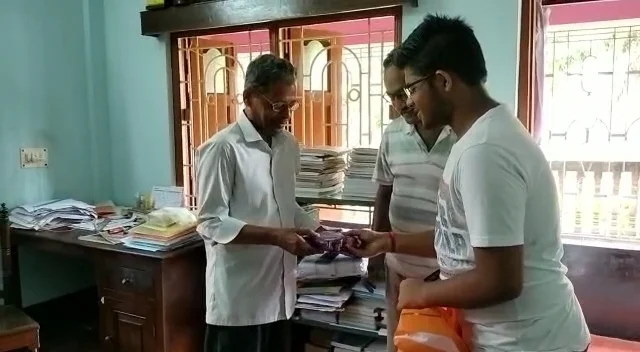 শিক্ষকতা জীবনে সঙ্গতিহীন পড়ুয়াদের পড়াতেন বিনা বেতনে, শিক্ষক দিবসে বিনম্র শ্রদ্ধা দিলীপ বেরা স্যরকে