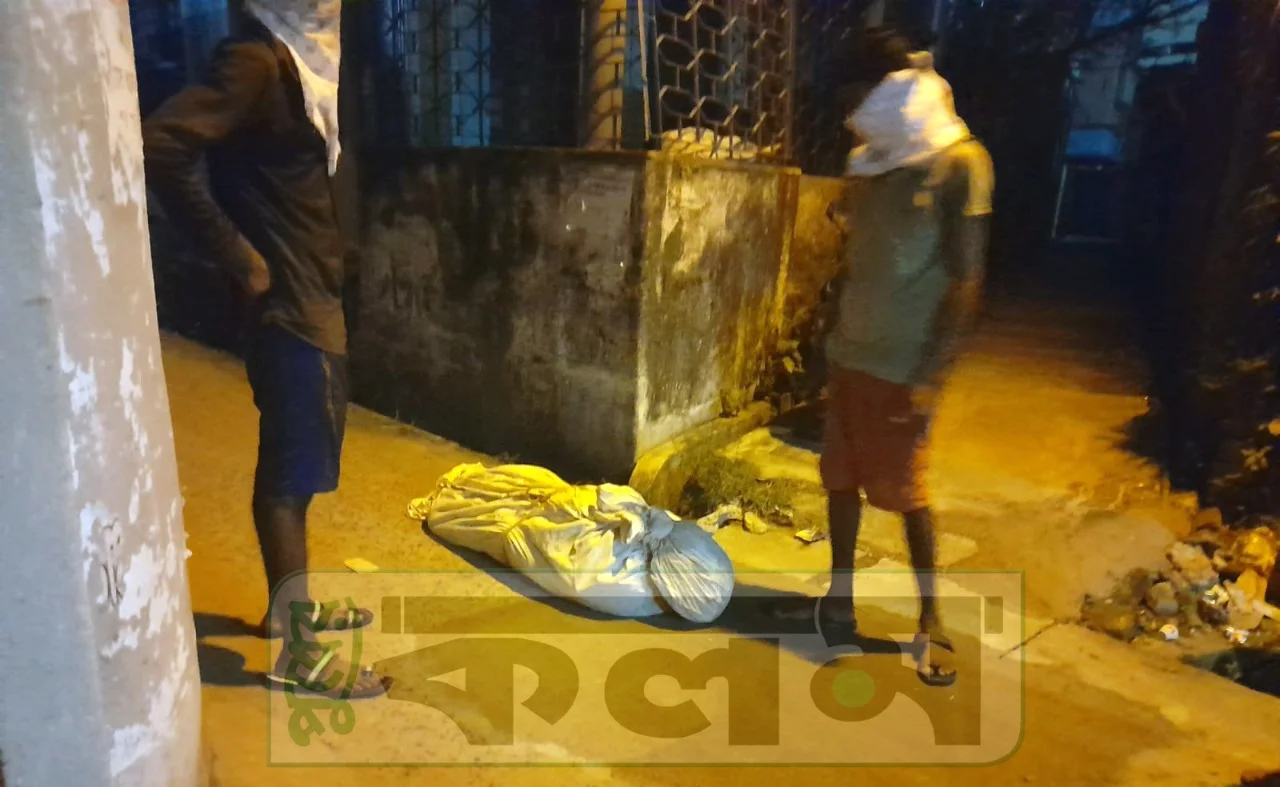 রবিনসনস্ট্রিট কঙ্কাল  কান্ডের ছায়া এবার হাওড়ার রামরাজাতলার নন্দীপাড়া  এলাকায়, তিনদিন ধরে মায়ের দেহ আগলে বসে মেয়ে